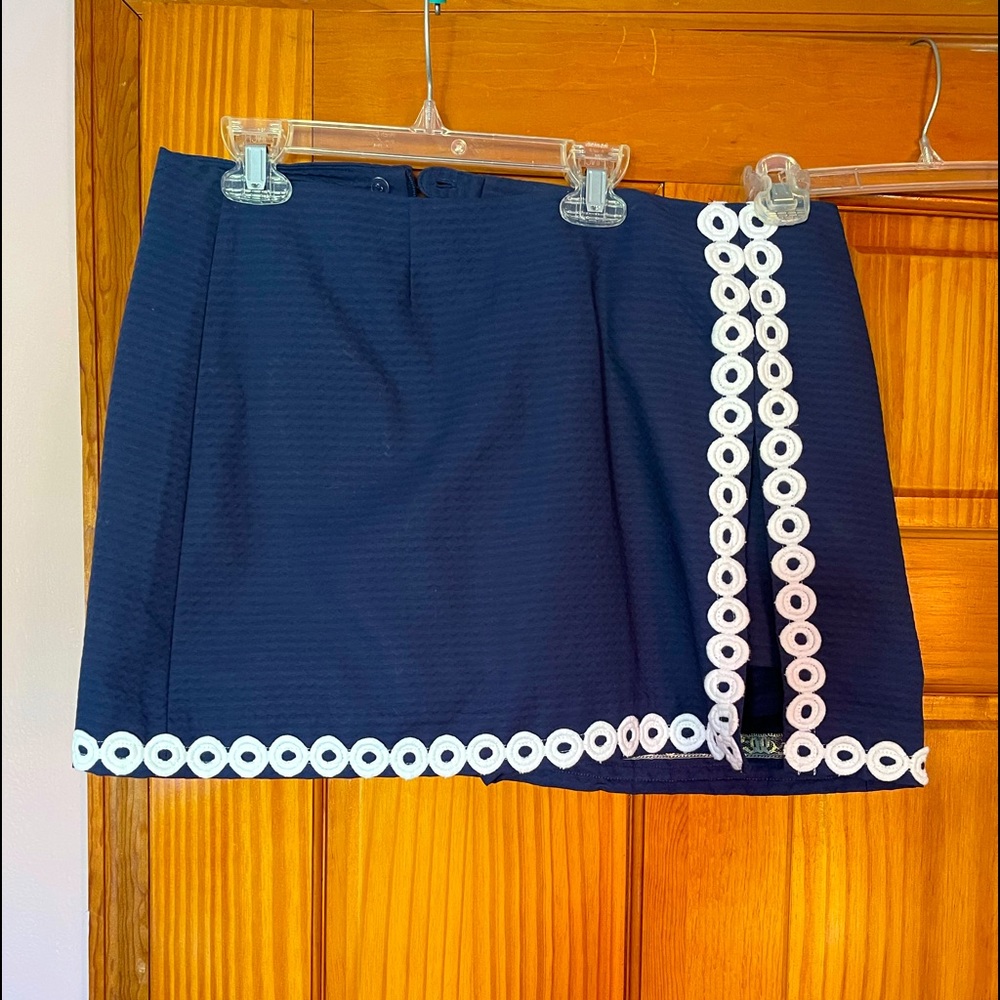 Lily Pulitzer. Navy blue skort with white details